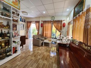 sát mặt đường,xe hơi quay đầu,4 tầng 136m,ngay gần sân bay, chủ gấp bán ,chỉ hơn 11 t.