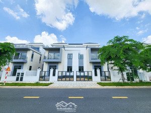 nhà phố 8x20m the suite, đường thông , gần clubhouse, gần sông, giá chỉ 8,2 tỷ toàn giá, nhà sẵn.