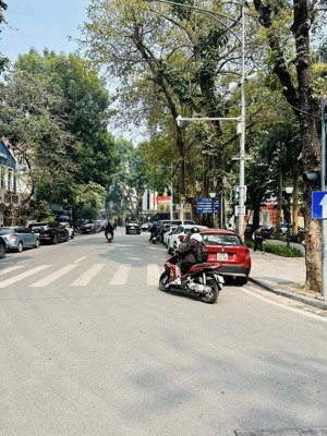 siêu phẩm nhà phố nhà chung, giá 12.5 tỷ ngõ rộng, thông 25m 5 t mt 4.5m kd hơn 1000 usd /1th,