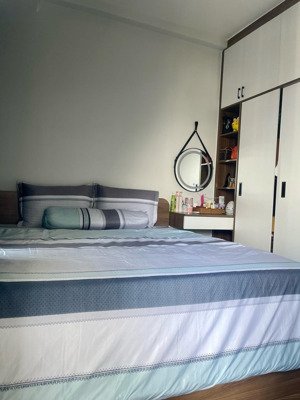 cần bán nhanh căn hộ full nội thất tầng trung view hồ bơi đẹp 2pn 2wc