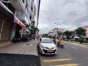 bán nhà 2 tầng tài chính thấp lô góc đường oto ra biển dt 51,7m2, gần trường học, giá 2tỷ950tr