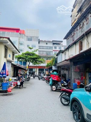 duy nhất nhà 4 tầng mới tinh, lô góc view vườn hoa ô tô đỗ cửa, đống đa