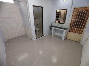 chính chủ - phòng vừa làm mới, 17m2, toilet riêng, có cửa sổ, thông thoáng, khu lê văn sỹ, quận 3