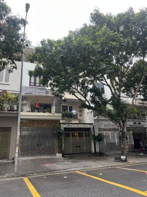 chủ cần chuyển đổi nên hạ giá bán dt: 90m2, đường 24m, kinh doanh sần uất. kđt văn phú, giá 20 tỷ.