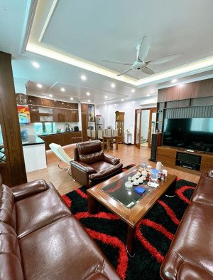 bán nhà mặt phố đặng thùy trâm - quận cầu giấy, dt 75m2, mt lớn 6m giá thương lượng.