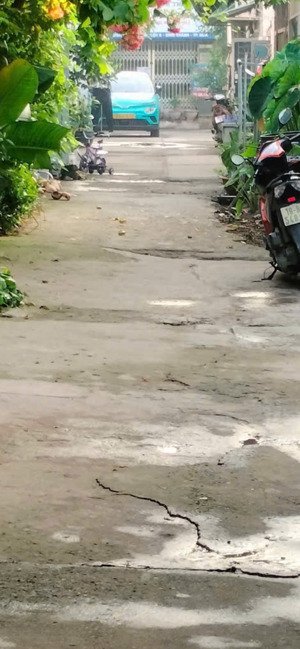 kẹt cần bán nhanh nhà cấp 4 có 2pn có sân rộng gần trường sát chợ khu đông giá rẻ nhất 900tr