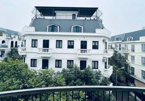 mình bán liền kề góc 3 mặt đường đã hoàn thiện có thang máy, nội thất đầy đủ. bao giá