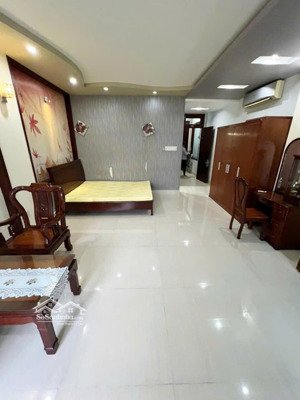 cho thuê phòng bancol tách bếp intresco gần phạm hùng q8. s:45m2. full nội thất. giá: 5,5 tr/tháng