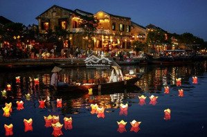 bán nhà mặt tiền phố cổ hội an, khu kinh doanh buôn bán sầm uất.