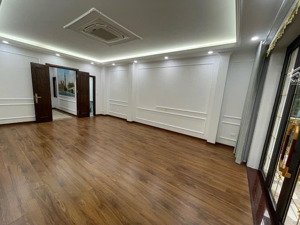 cho thuê nhà trần quốc hoàn, 55m2, 6 tầng, mt 5m, thang máy, nhà đẹp, 35tr