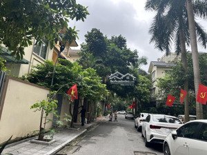 bán gấp biệt thự đẳng cấp gần đền lừ di chuyển thuận tiện. 140m 4 tầng lô góc 3 mặt thoáng. 35tỷ.