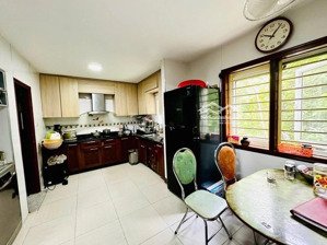 bán gấp nhà vũ hữu, sẵn ở ngay, dt 30,5m, 5 tầng, mặt tiền 6m, cực gần phố, sổ đẹp pháp lý sạch