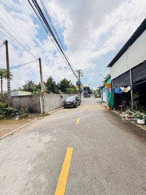 biệt thự phố 1 trệt 2 lầu ngay ngã 3 cây điệp dĩ an 82m giá 5tỷ350