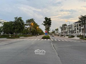 bán nhà mặt phố 2 chiều quận tây hồ. mặt tiền 20m, đất thổ cư xấp xỉ 500m, nở hậu. nhỉnh 300tr/m2