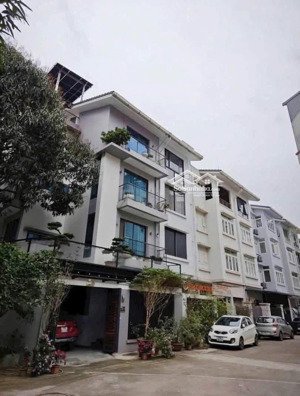 bán gấp nhà vườn 13 lĩnh nam vị trí hàng xóm time city. 122m 23.5 tỷ.