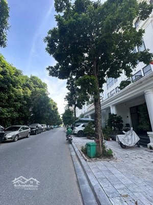 nhỉnh 30 tỷ cho căn shophouse liền kề đường 17.5m đã hoàn thiện- có thang máy- louis city hoàng mai