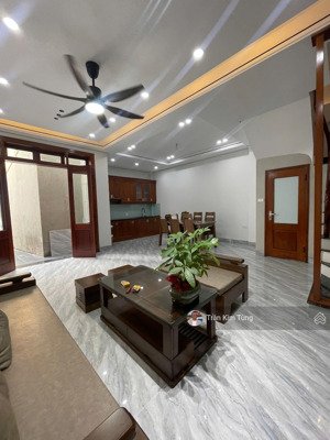 chính chủ bán nhà xây độc lập, ngay chợ phúc lợi 41m x 5 tầng, sân cổng để xe riêng biệt.