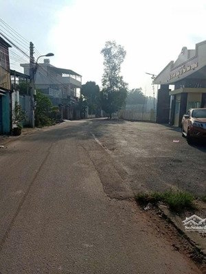 bán nhà mặt tiền đường nhựa, đối diện cổng quân sự 90m2 nhà cấp 4 1pn 1wc giá 2,5 tỷ