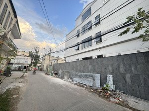 nhà 3 lầu hxh, ngay vòng xoay liên phường, bưng ông thoàn phía hữu