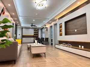 chính chủ cần bán gấp ch 2 ngủ tầng trung vinhomes d''capitale. lh: 