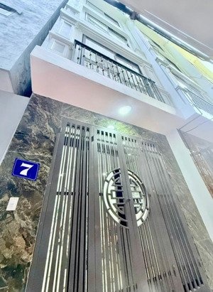 a/c thích phòng rộng hoặc cho thuê nên mua nhà này ở tổ 12 yên nghĩa, dt37m2, 5 tầng. giá 5,7 tỷ