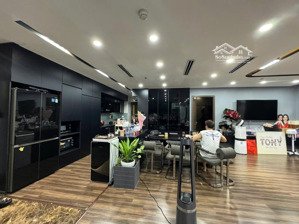 cô lan giảng viên đh quốc gia để lại căn hộ golden land 140m. 9,3 tỷ full nội thất. lh 