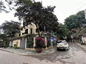 biệt thự sân vườn lô góc - cầu giấy- ôtô tránh - ngõ thông các ngả- 160m2 - mt 18m - 38 tỷ