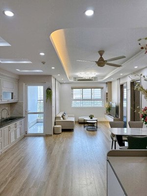 căn hộ vip góc 3 ngủ view hồ full đồ mới, dtich 82m tim tường giá 4tyxx