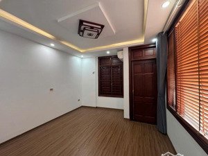 nhà ngõ thông cách mặt phố nguyễn khánh toàn 20m ô tô gần đẹp ở ngay.