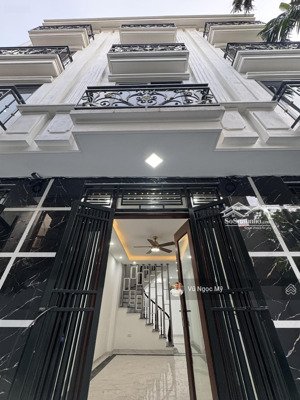 hót hót, nhà 4 tầng 33m2, 4 ngủ, ô tô đỗ đầu ngõ, 1km ra đại học đại nam phú lương, giá chỉ 4.2 tỷ.