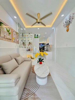 giảm 200 tr - nhà đúc 3 tầng - cạnh vườn lài - nội thất xịn sò - chỉ 3,x ty