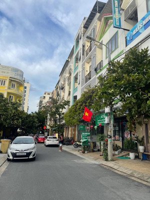 toà căn hộ 5 tầng an thượng 34 đối diện công viên - dt 90m2 (5x18) cho thuê 75triệu chỉ 22.x tỷ