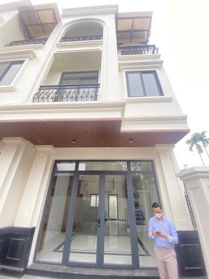 siêu hiếm. nhà xây độc lập ngay cầu vượt vân côn, ô tô vào cửa. dt 52m2, 3 tầng. giá 3.5 tỷ