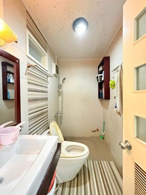 hẽm xe tải sát đường nguyễn tri phương q10 dt : ( 36 x 11 ) 36m dt sàn 130m gồm 4 tấm