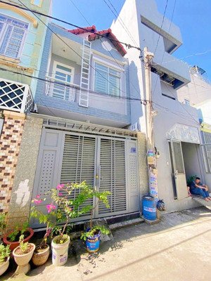 bán gấp nhà 1 trệt 1 lầu ngay đường số 10, cách ql13 100m, đường ô tô, sổ hồng riêng, kdc an ninh