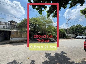 hạ giá 200 triệu - giá chỉ còn 16,3 tỷ .
- đất khu biệt thự bên sông , đường số 27 .full thổ 200m2