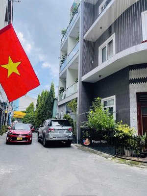 nhà xây tâm huyết 4 tầng- ngay phạm văn đồng & kha vạn cân- khu vip xem là thích- ô tô trong nhà