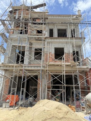 bán 2 căn nhà đang hoàn thiện hẻm ô tô đường cầu bè giá 4 tỷ 850 có sân để ô tô rộng rải.