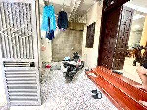 nhà dân xây đại mỗ , nằm trong kdt viglacera đại mỗ . ô chờ thang máy . ô tô 7 chỗ đỗ cửa