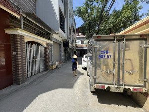 cần bán gấp nhà 5 tầng tại mễ trì dt 55m2 giá đầu tư chỉ 200tr/m2 tặng full nội thất gần 700tr