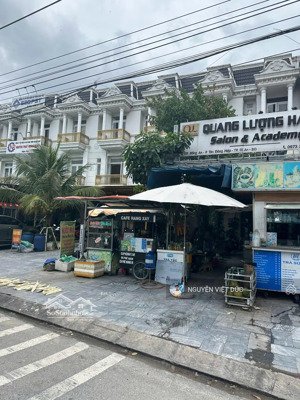 bán gấp nhà phố mặt tiền đối diện chung cư ngay cổng kcn tân đông hiệp b sát vành đai 3 dĩ an