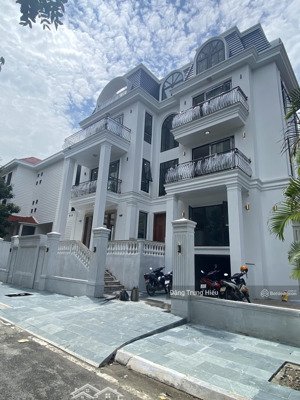 biệt thự đơn lập hoành tráng - 332m2 x 5 tầng - mặt tiền khủng 18,5m - có gara hầm - bàn giao thô