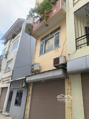 nhà dân xây 40m . mặt ngõ ô tô tránh . ô tô vào nhà . chủ cần bán gấp