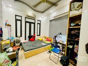 bán nhà đường láng đống đa dt 40m2 5t mt4m giá nhỉnh 10 tỷ có thương lượng cách 1 nhà ra phố