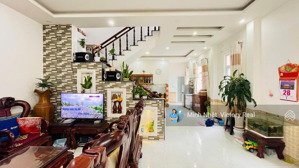 cần bán nhà 8,5 tỷ đường lê văn tám 130m2, ngang 7,3m, p.10, đà lạt