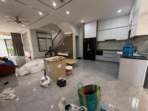 cho thuê nhà hoàn thiện full nội thất đẹp kdc verosa park. 3 pn master, 4wc, bếp, tivi, tủ lạnh mới