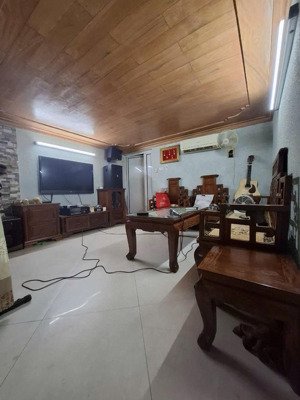 mặt ngõ thông ô tô tránh kinh doanh sầm uất sổ vuông đẹp cách phố nguyễn văn huyên 30m.