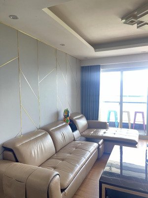 căn hộ view biển 120m2 loại 3pn tầng cao có sẵn nội thất nhập khẩu , phí quản lý 16k/m2