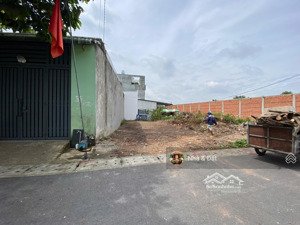 chủ gửi bán lô đất mt đ.lái thiêu gần trạm thu phí vĩnh phú. dt 80m2 giá chỉ 1,75 tỷ. lh 