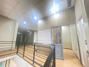 nhà 2 tầng mặt tiền dường hoàng diệu đoạn gần chợ mới